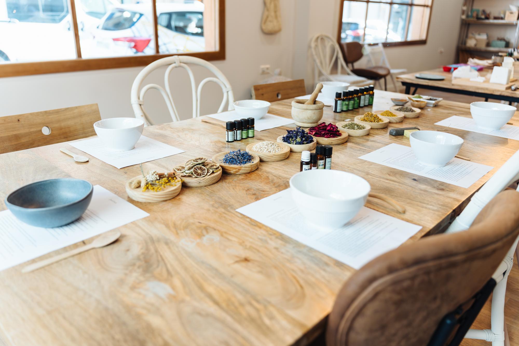Wnętrze atelier z przygotowanym stołem